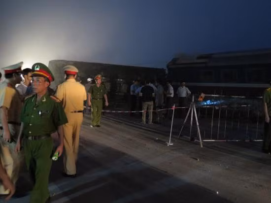 Tai nạn nghiêm trọng, đầu máy xe lửa văng khỏi đường ray ảnh 2