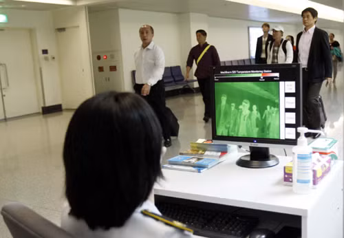 Thêm 3 hành khách trở về từ vùng dịch Ebola bị cách ly ảnh 1