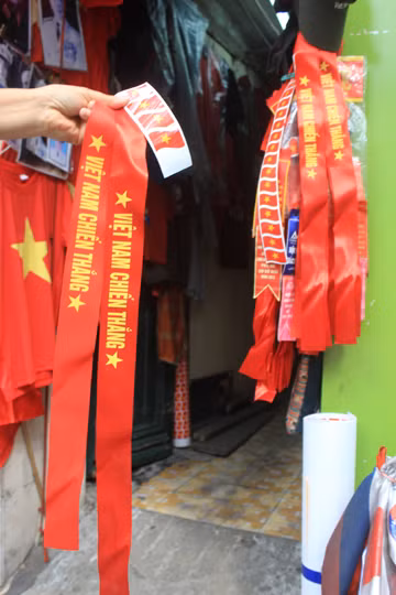 CĐV tậu áo, cờ để cổ vũ U19 ảnh 9