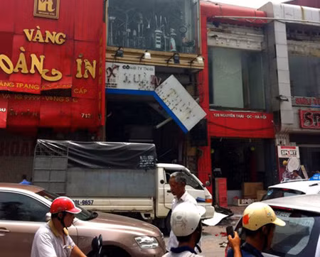 Nổ lớn trước tiệm vàng, hơn chục người bị thương ảnh 2