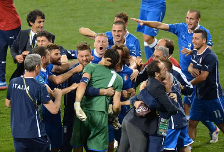 Kết thúc vòng tứ kết EURO 2012: Italia và con đường lịch sử ảnh 1