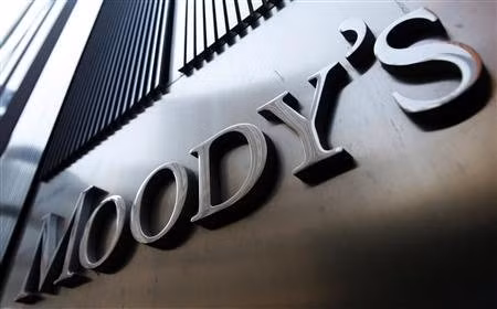 Moody’s hạ tín nhiệm 15 ngân hàng lớn ảnh 1