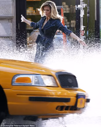 Siêu mẫu Heidi Klum bị taxi té nước ảnh 5