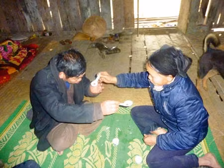 Uống rượu bằng thìa - Nét văn hóa độc đáo của dân tộc Nùng An ảnh 3
