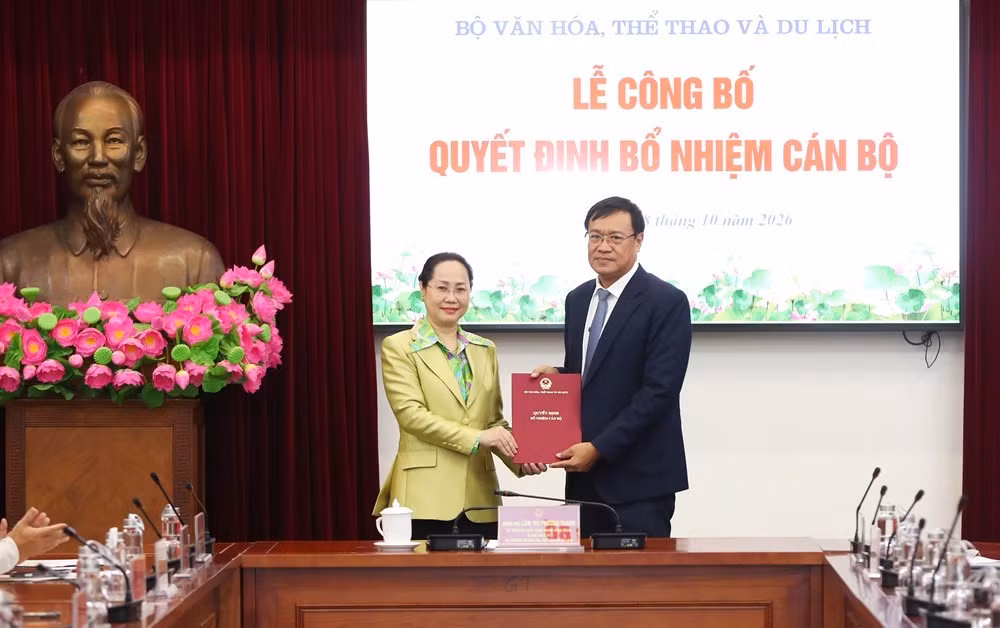 Bộ trưởng Lâm Thị Phương Thanh trao quyết định điều động, bổ nhiệm tân Chánh Văn phòng Bộ VHTTDL Đặng Hà Việt