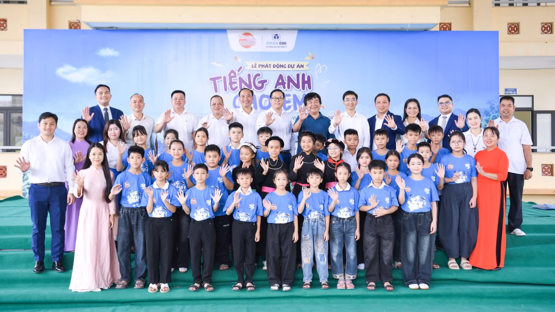 Các đại biểu chụp ảnh lưu niệm tại chương trình.