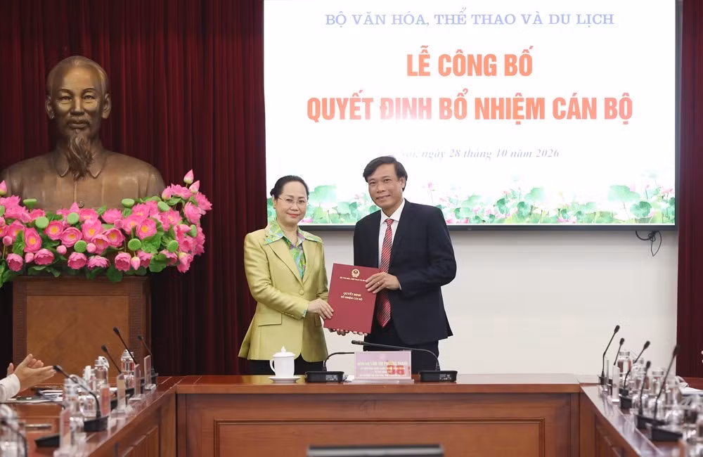 Bộ trưởng Lâm Thị Phương Thanh trao quyết định bổ nhiệm tân Phó Vụ trưởng Vụ Khoa học, Công nghệ, Đào tạo và Môi trường Lê Thanh Xuân