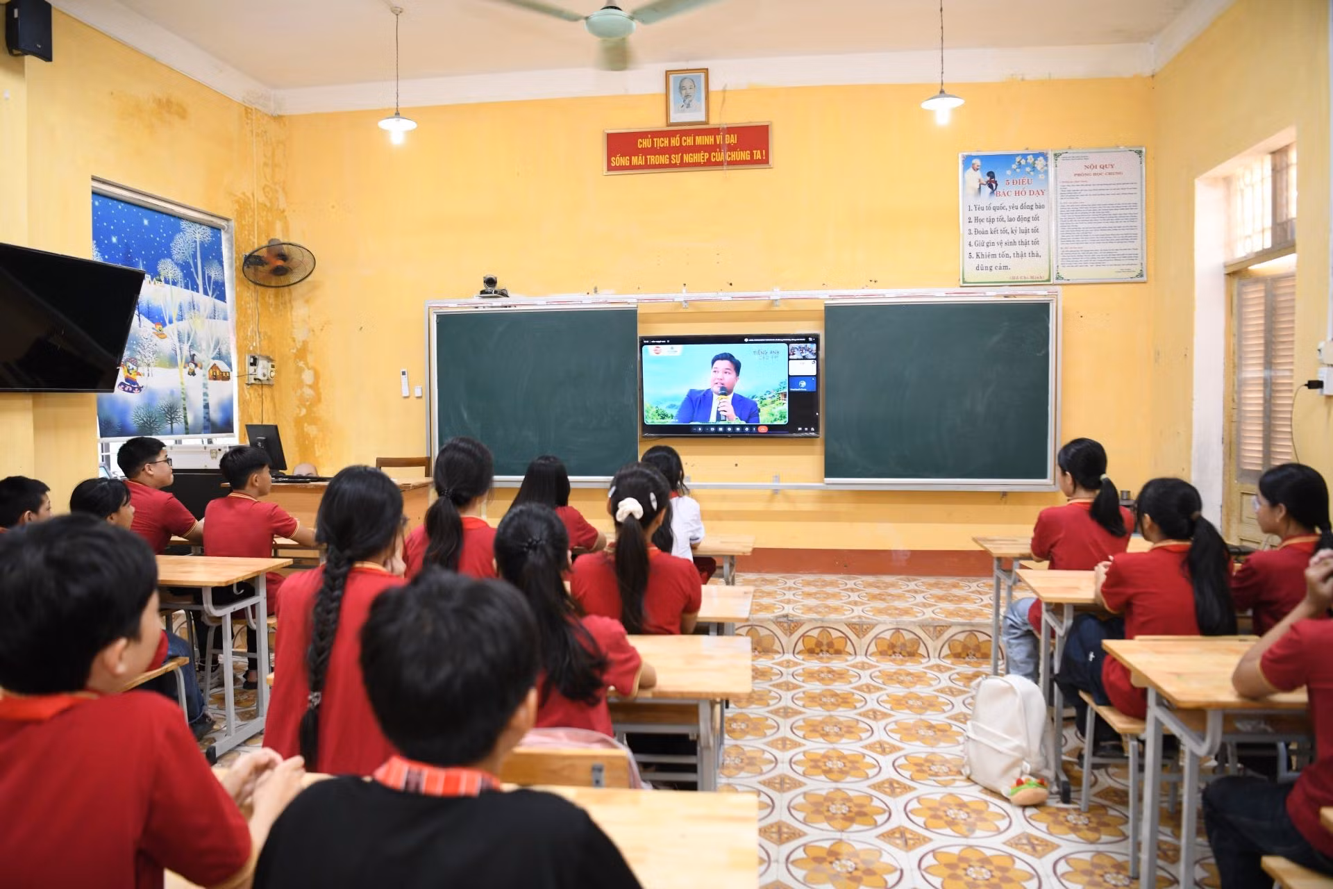 Các bạn học sinh 2 ngôi trường trải nghiệm phương pháp học tập mới, kết nối trực tuyến với giáo viên nước ngoài.