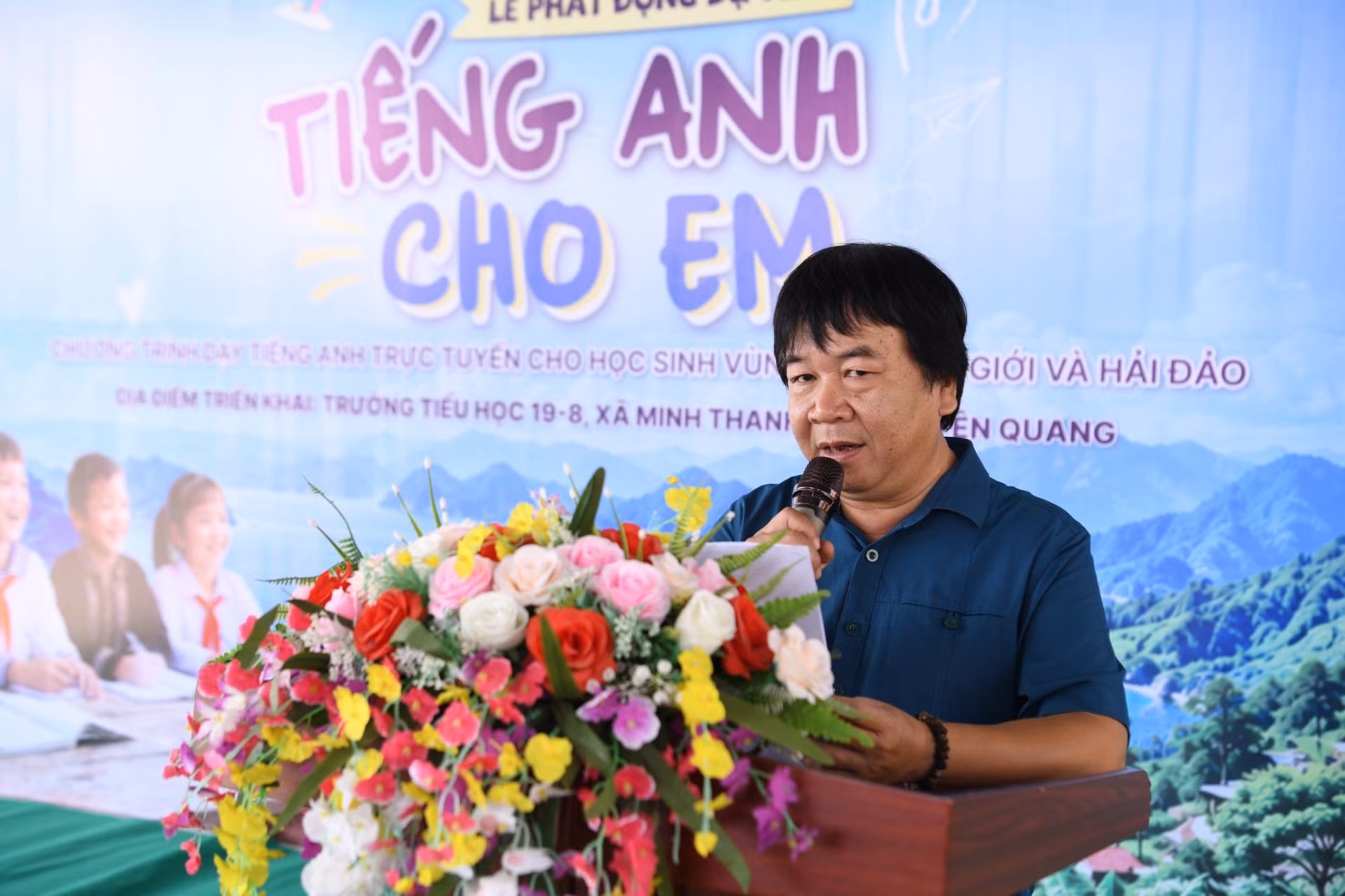 Nhà báo Phan Việt Hùng phát động chương trình "Tiếng Anh cho em".