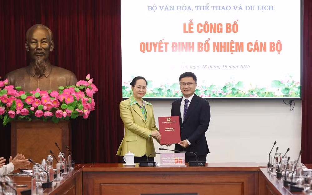 Bộ trưởng Lâm Thị Phương Thanh trao quyết định điều động, bổ nhiệm tân Phó Vụ trưởng Vụ Khoa học công nghệ, đào tạo và môi trường Cao Lê Tuấn Anh