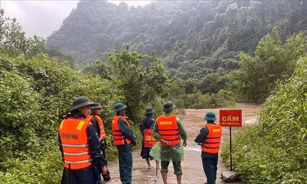 Lực lượng vũ trang sát cánh cùng nhân dân ứng phó mưa lớn