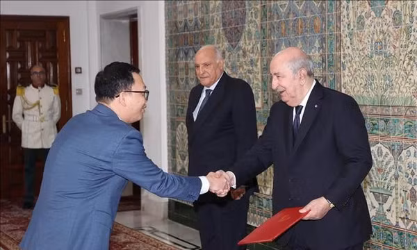 Đại sứ Vũ Duy Long trình Thư ủy nhiệm lên Tổng thống Algeria