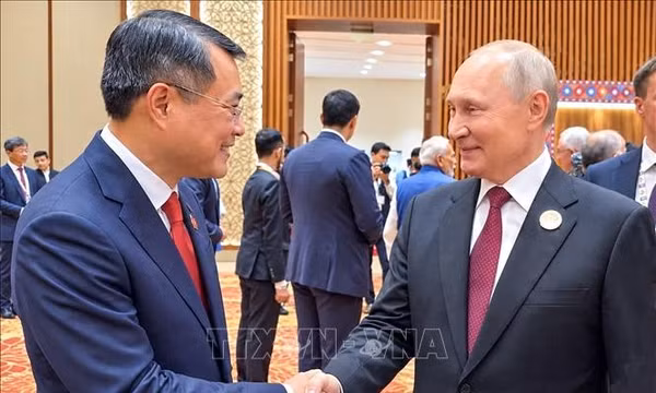 Thủ tướng Lê Minh Hưng gặp ngắn Tổng thống Liên bang Nga Vladimir Putin