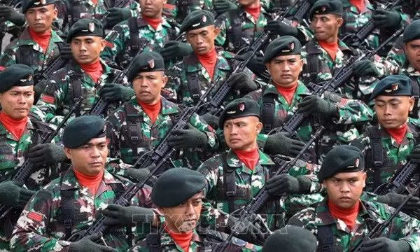 Binh sĩ tại Lễ duyệt binh kỷ niệm 78 năm thành lập Quân đội quốc gia Indonesia. Ảnh tư liệu: AFP/TTXVN (Không cho phép bên thứ ba khai thác, chia sẻ lại)