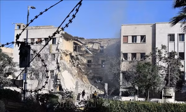 Tòa nhà bị phá hủy sau một vụ không kích tại Damascus, Syria. Ảnh: THX/TTXVN