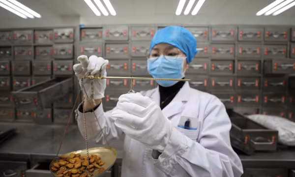 Một dược sĩ đang cân thuốc Đông y tại Bệnh viện Y học Cổ truyền tỉnh An Huy, miền Đông Trung Quốc. Ảnh: THX