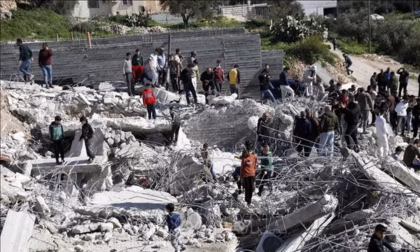 Máy ủi của Israel tiến hành phá dỡ một ngôi nhà tại thành phố Hebron, Bờ Tây ngày 26/1/2026. Ảnh: THX/TTXVN
