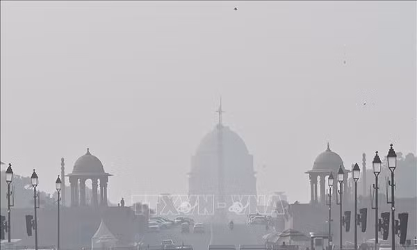 Sương mù ô nhiễm bao phủ bầu trời tại New Delhi, Ấn Độ, ngày 9/1/2026. Ảnh: ANI/TTXVN