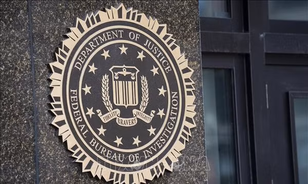 Logo của Cục Điều tra liên bang Mỹ (FBI) tại trụ sở ở Washington, D.C. Ảnh: THX/TTXVN