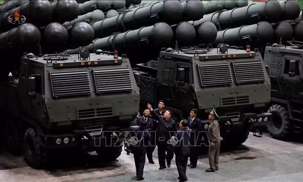Nhà lãnh đạo Triều Tiên Kim Jong-un (giữa) thị sát một nhà máy sản xuất đạn dược ngày 19/9. Ảnh: Yonhap/TTXVN phát