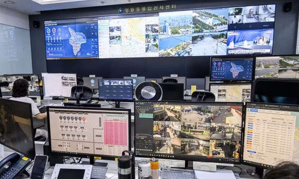 Một trung tâm điều hành tại Seoul nơi nhân viên theo dõi hình ảnh từ các camera an ninh theo thời gian thực. Ảnh: Kyodo
