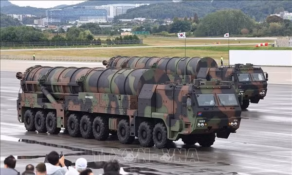 Tên lửa đạn đạo Hyunmoo-5 tại căn cứ không quân Seoul, Hàn Quốc ngày 1/10/2024. Ảnh: Yonhap/TTXVN