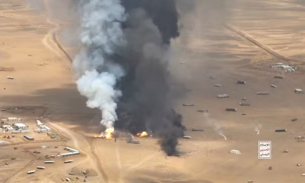 Khói bốc lên sau cuộc tấn công của lực lượng Houthi gần căn cứ quân sự ở tỉnh Hadramout, Yemen, ngày 7/9/2026. Ảnh: THX/TTXVN phát