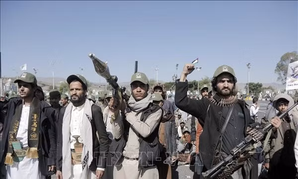 Lực lượng ủng hộ các tay súng Houthi tại thủ đô Sanaa, Yemen ngày 10/10/2025. Ảnh: THX/TTXVN