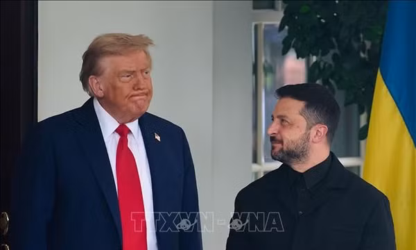 Tổng thống Mỹ Donald Trump (trái) và Tổng thống Ukraine Volodymyr Zelensky tại cuộc gặp ở Washington, D.C., ngày 18/8/2025. Ảnh: THX/TTXVN