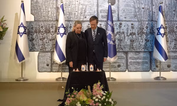 Tổng thống Israel Isaac Herzog và Đệ nhất phu nhân Michal Herzog đã thắp nến tưởng niệm tại Dinh Tổng thống, mở đầu các hoạt động tưởng niệm trong ngày. Ảnh: GPO