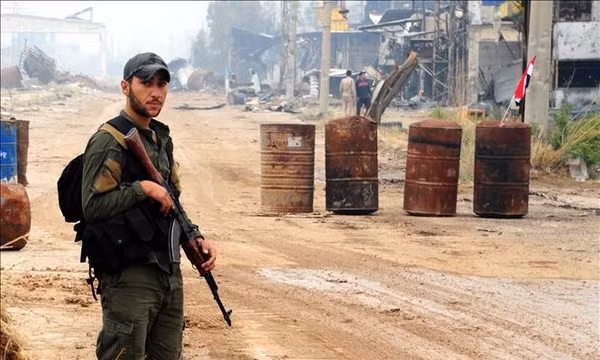 Binh sĩ Syria gác tại một điểm kiểm soát ở Damascus. Ảnh tư liệu: THX/TTXVN