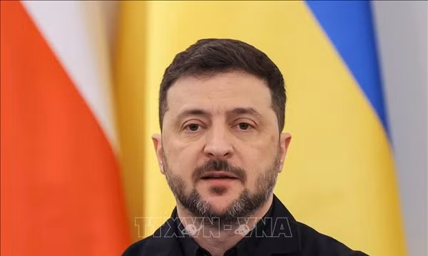 Tổng thống Ukraine Volodymyr Zelensky phát biểu trong một cuộc họp báo. Ảnh: PAP/TTXVN phát 