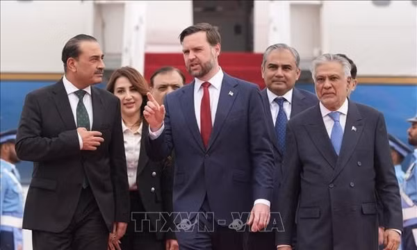 Phó Tổng thống Mỹ JD Vance (giữa) dẫn đầu phái đoàn Mỹ tới Pakistan để tham dự cuộc đàm phán với phía Iran ngày 11/4/2026. Ảnh: THX/TTXVN