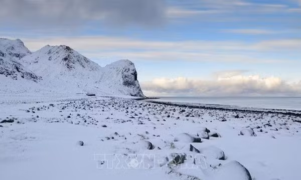 Tuyết bao phủ tại đảo Lofoten, Bắc Cực. Ảnh tư liệu: AFP/TTXVN (Ảnh không cho phép bên thứ ba khai thác, chia sẻ lại)