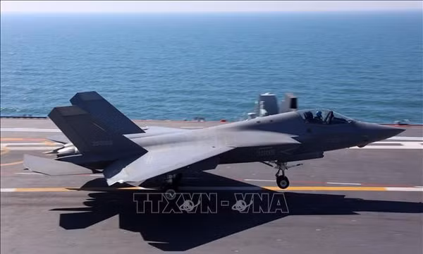 Tiêm kích J-35 thực hiện huấn luyện trên tàu sân bay Phúc Kiến. Ảnh: THX/TTXVN