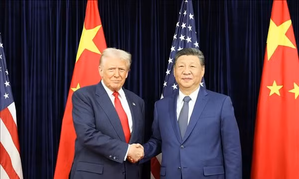 Chủ tịch Trung Quốc Tập Cận Bình và Tổng thống Mỹ Donald Trump tại cuộc gặp ở Busan, Hàn Quốc, ngày 30/10/2025. Ảnh tư liệu: THX/TTXVN