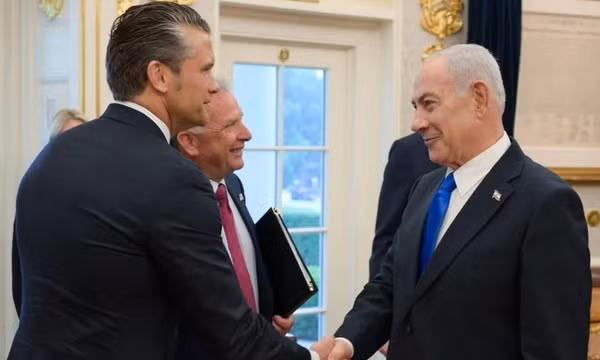 Bộ trưởng Chiến tranh Mỹ Pete Hegseth bắt tay Thủ tướng Israel Benjamin Netanyahu tại Phòng Bầu dục ngày 28/7/2026 . Ảnh: GPO