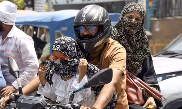 Người dân di chuyển dưới trời nắng nóng tại New Delhi, Ấn Độ ngày 18/5/2026. Ảnh: ANI/TTXVN