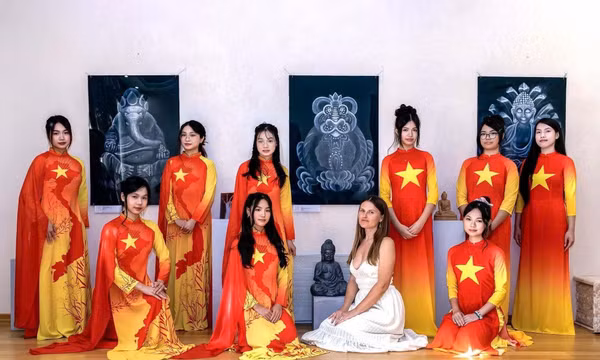 Nữ họa sĩ Xenia Fox (vày trắng ở giữa). Ảnh: Hội người Việt Nam tỉnh Odessa cung cấp