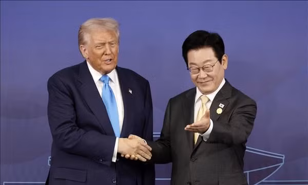 Tổng thống Hàn Quốc Lee Jae Myung (phải) và Tổng thống Mỹ Donald Trump trong cuộc hội đàm tại Gyeongju, tỉnh Bắc Gyeongsang ngày 29/10/2025. Ảnh: Yonhap/TTXVN 