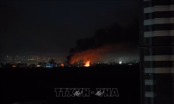 Khói và lửa bốc lên sau loạt tiếng nổ ở Kiev, Ukraine ngày 2/6/2026. Ảnh: THX/TTXVN