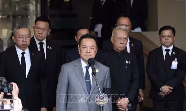 Thủ tướng Thái Lan Anutin Charnvirakul (giữa) tại cuộc họp báo ở Bangkok ngày 15/1/2026. Ảnh: THX/TTXVN