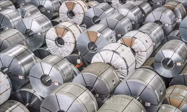  Các cuộn thép tại Salzgitter, Đức. Ảnh: EPA/TTXVN 