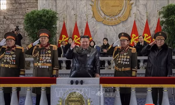 Nhà lãnh đạo Kim Jong Un (giữa) tham dự lễ diễu binh chào mừng Đại hội lần thứ IX của Đảng Lao động Triều Tiên tại Bình Nhưỡng tối 25/2/2026. Ảnh: KCNA/TTXVN