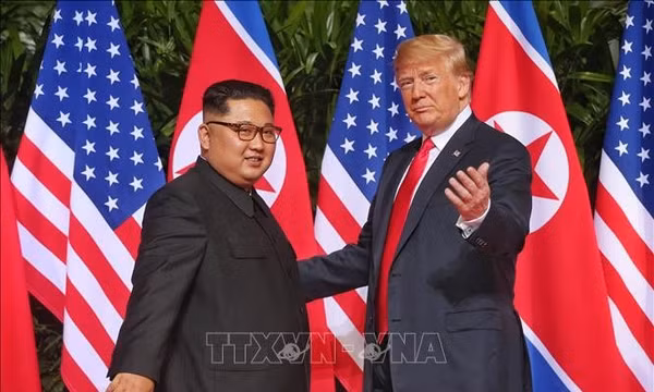 Tổng thống Mỹ Donald Trump và nhà lãnh đạo Triều Tiên Kim Jong Un tại cuộc gặp ở Singapore ngày 12/6/2018. Ảnh: THX/TTXVN phát