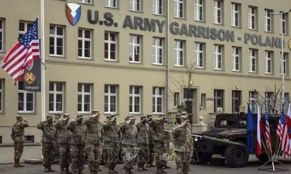 Binh sĩ Mỹ tại lễ khánh thành căn cứ quân sự thường trực ở Poznan, Ba Lan. Ảnh tư liệu: AFP/TTXVN (Ảnh không cho phép bên thứ ba khai thác, chia sẻ lại)