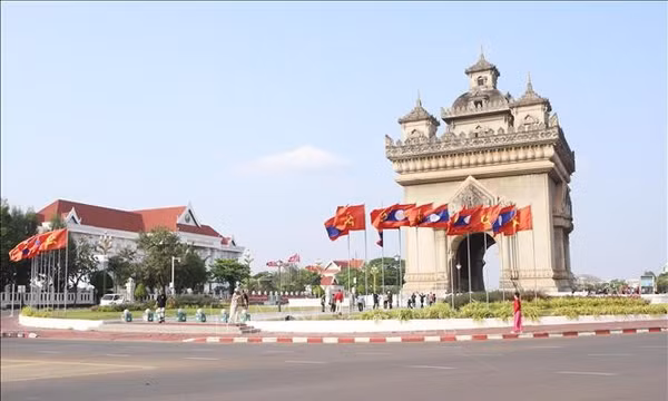 Patouxay (Khải Hoàn Môn) ở trung tâm thủ đô Viêng Chăn. Ảnh: Xuân Tú - PV TTXVN tại Lào