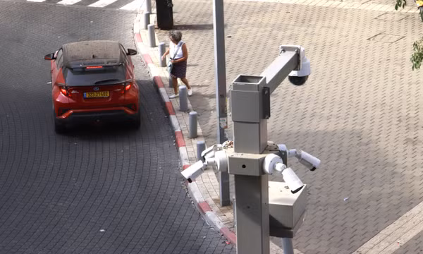 Camera giám sát giao thông được lắp đặt trên các tuyến phố ở Tel Aviv.