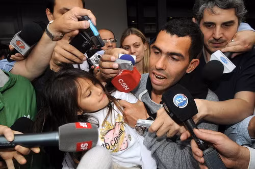 Tottenham bất ngờ hỏi mua Carlos Tevez: Khi Spurs chịu chơi ảnh 1