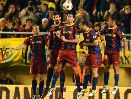 Hàng thủ Barca: 3 hay 4 hậu vệ? ảnh 1